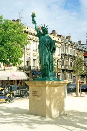 La fontaine et la Statue de la Liberté